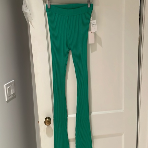 Stretchy size 1-2 or size 4 really stretchy stripe legging pants with flare - Picture 3 of 8